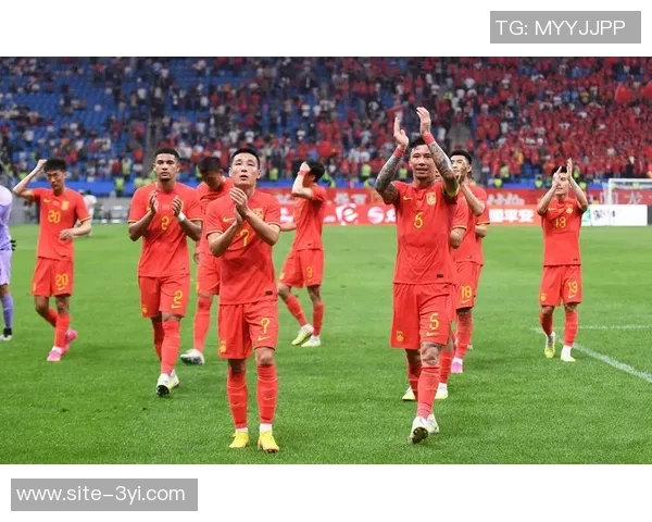 奥特执教首胜喜悦洋溢队员们泼水庆祝难掩激动心情