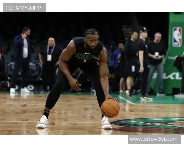 杰伦布朗盛赞安芬尼西蒙斯本赛季精彩表现展现无与伦比的实力 杰伦布朗盛赞安芬尼西蒙斯本赛季精彩表现展现无与伦比的实力