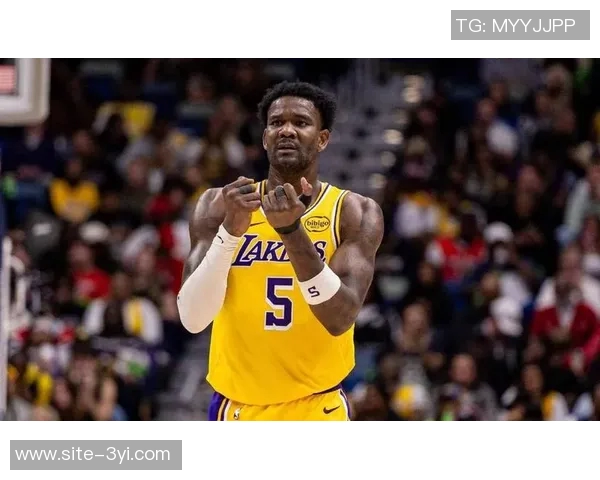 艾顿本季表现回暖15场比赛中6场20分10篮板与上季持平